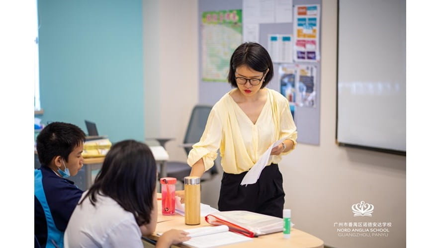 中学语文课堂,学生都跑出了教室 - students-run-out-of-the-classroom-in-a-secondary-school-language-class